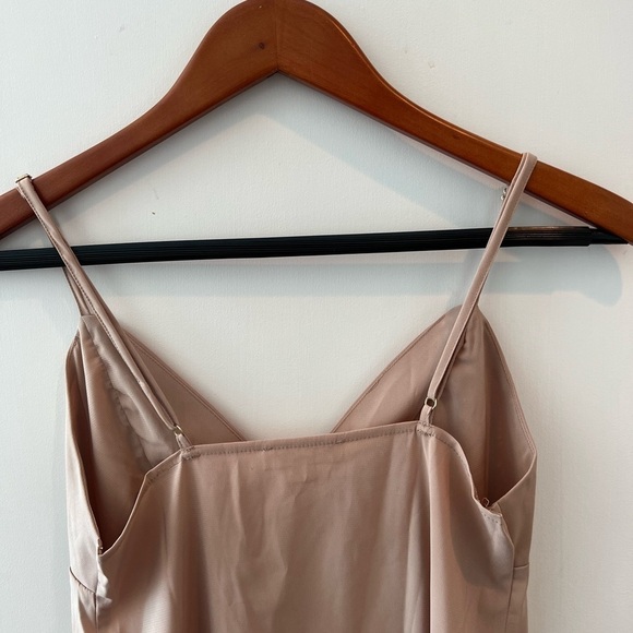 for the LOVE And Lemons SHORT DEEP V-NECK SLIP Lining - Picture 4 of 11